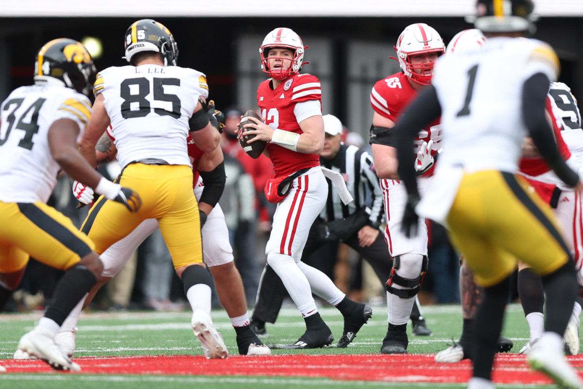NU vs. Iowa 2023 - Chubba Purdy scans field
